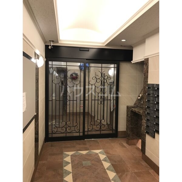 18/27 エントランス