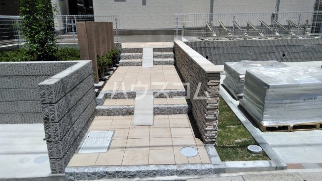 24/30 エントランス