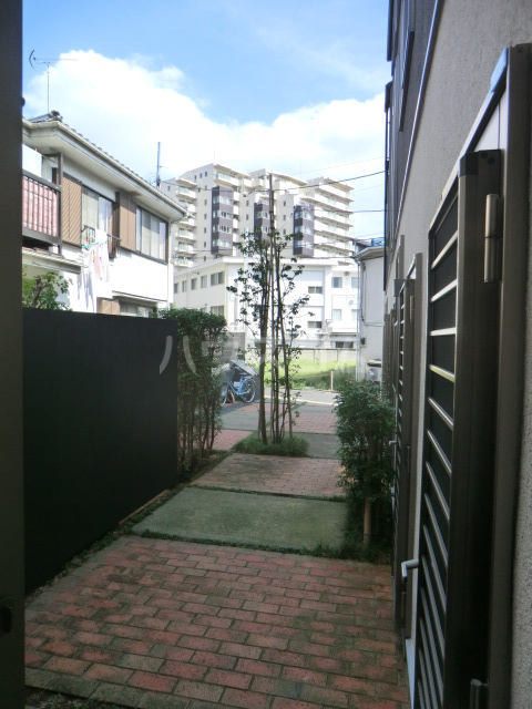 18/25 エントランス