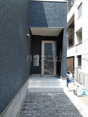 27/30 エントランス