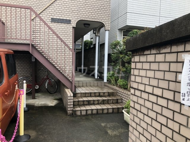 19/27 エントランス