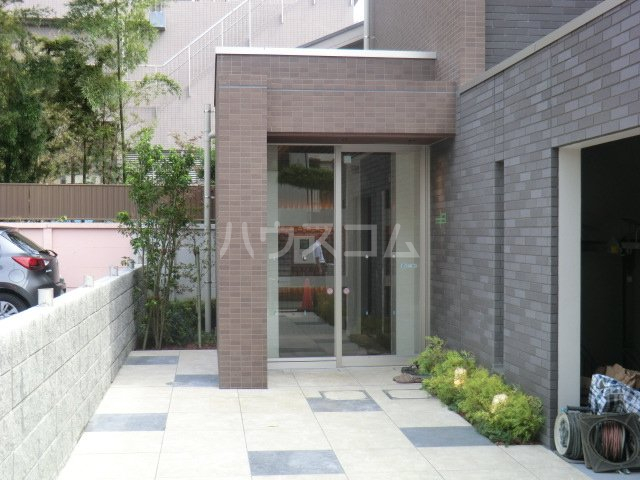 24/30 エントランス