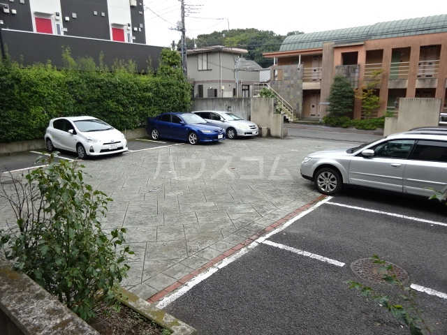 18/27 駐車場
