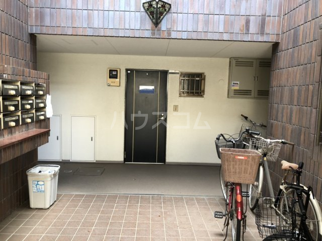 23/27 エントランス