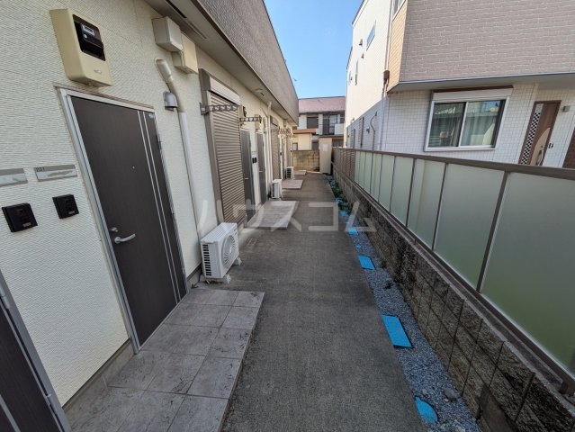 23/30 エントランス