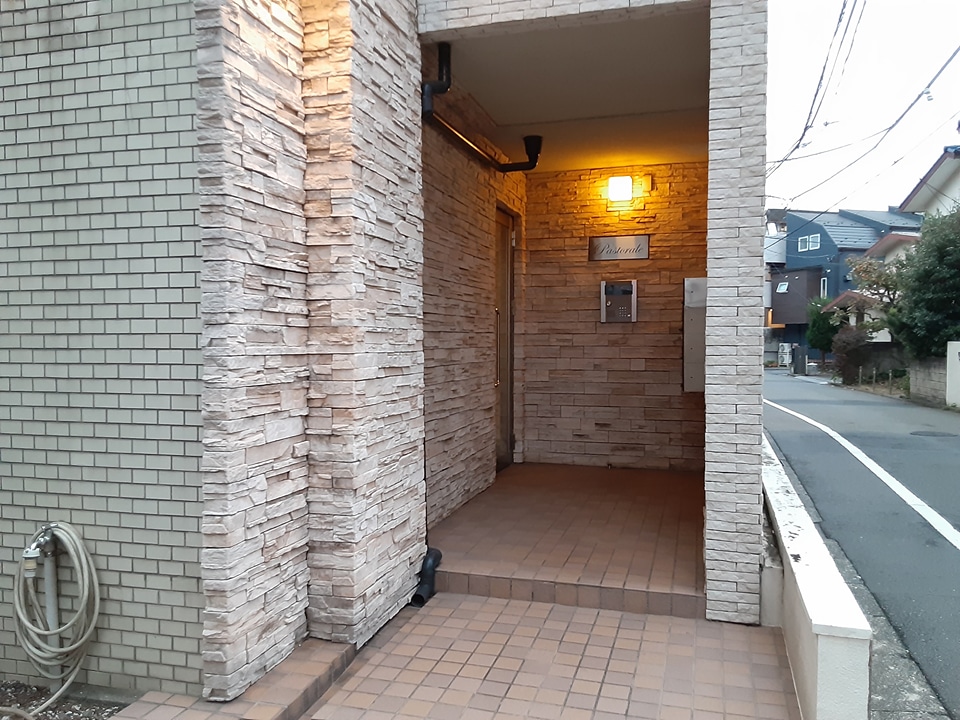 23/30 エントランス