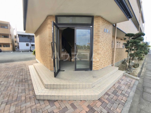 24/30 エントランス