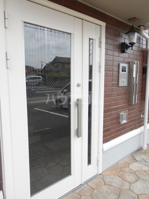 16/23 エントランス