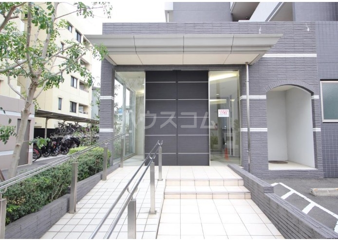 21/22 エントランス