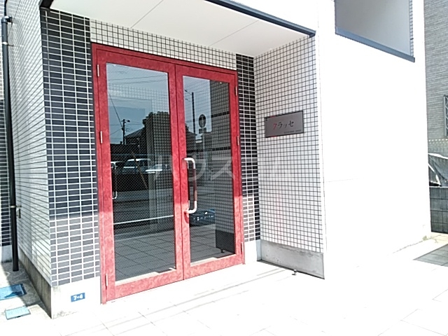 26/27 エントランス