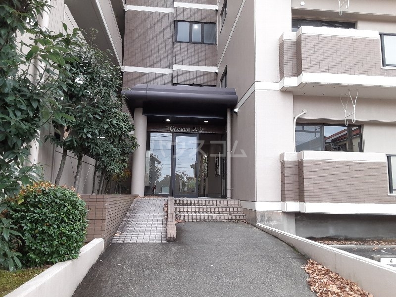 27/30 エントランス