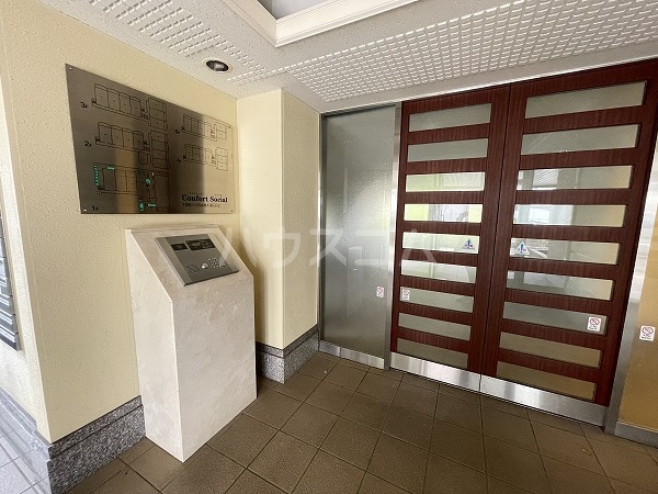 27/30 エントランス