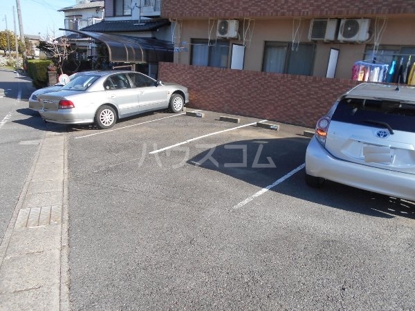 18/27 駐車場