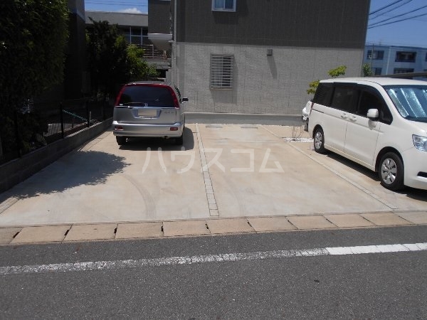 18/27 駐車場