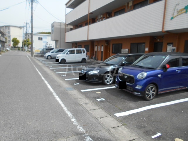 18/27 駐車場