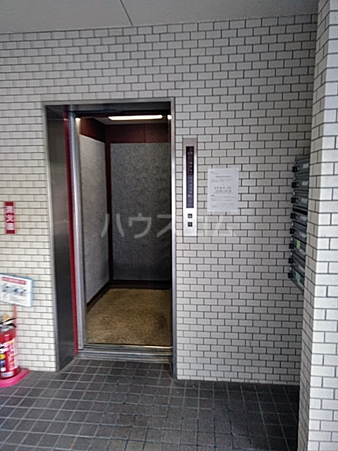 23/30 エントランス