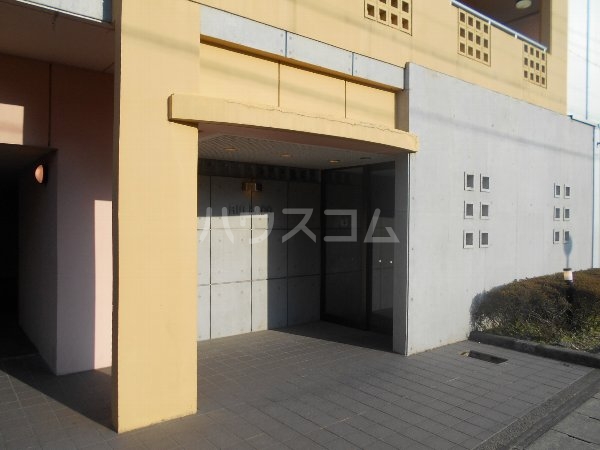 19/27 エントランス