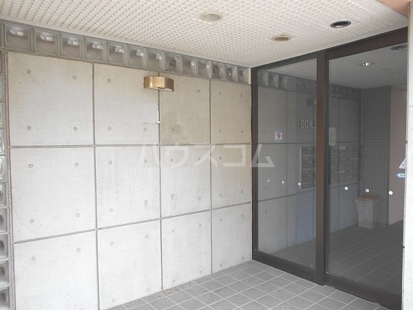 18/27 エントランス