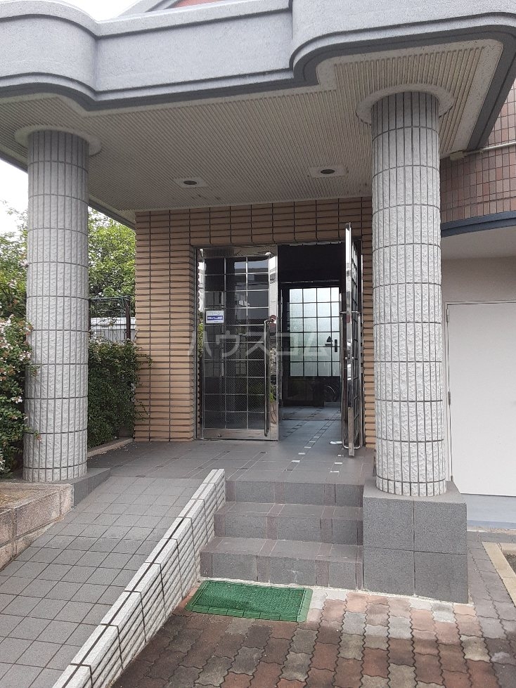 27/30 エントランス