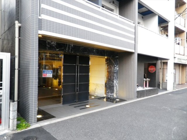 24/30 エントランス