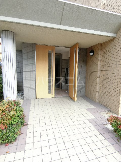 25/26 エントランス