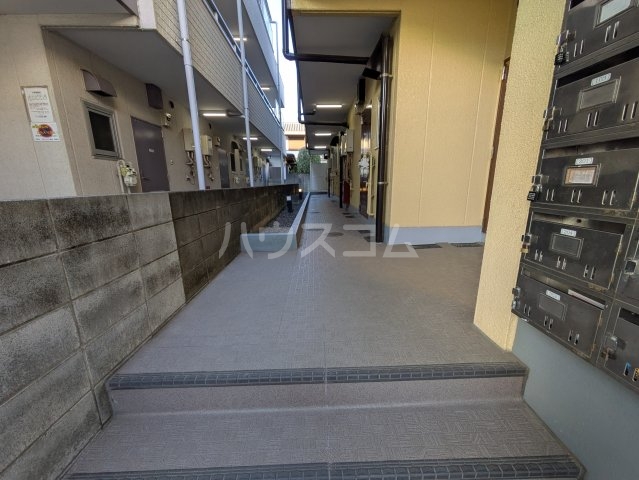 25/27 エントランス