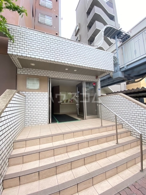 28/30 エントランス