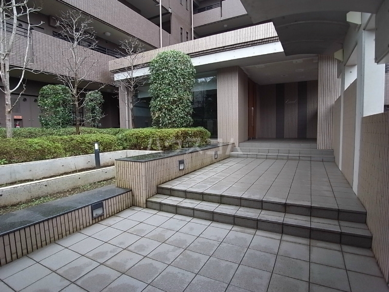 21/30 エントランス