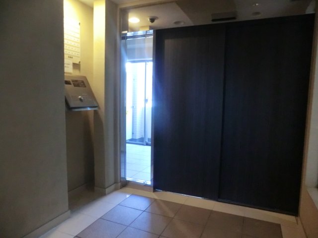 22/27 エントランス