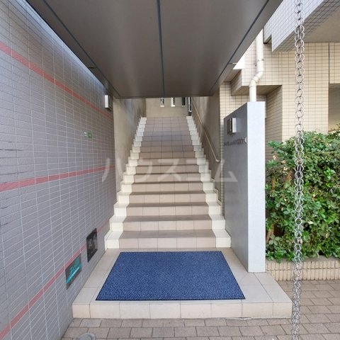 13/18 エントランス