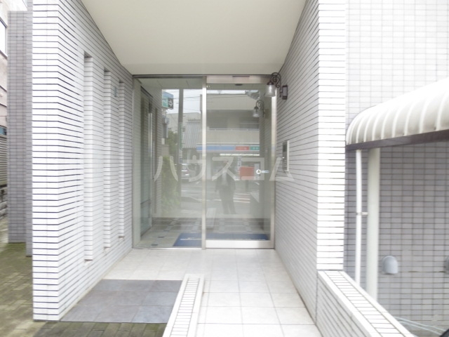 22/27 エントランス