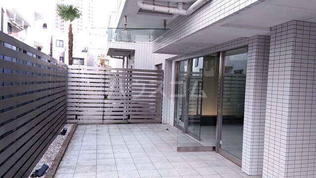 27/30 エントランス