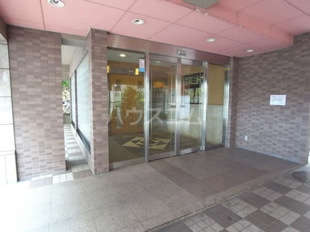 22/27 エントランス