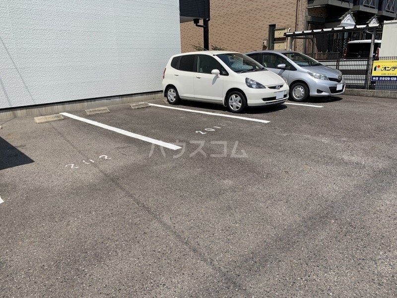 18/25 駐車場