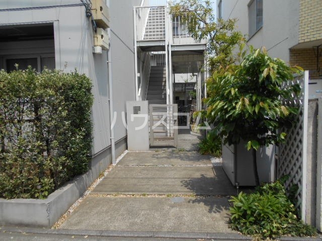 22/28 エントランス