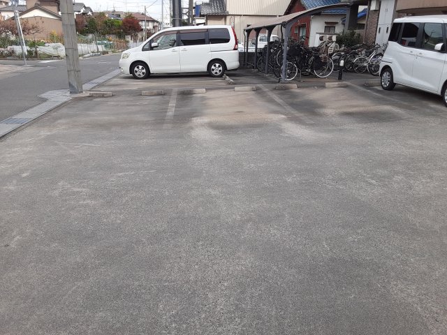 27/30 駐車場