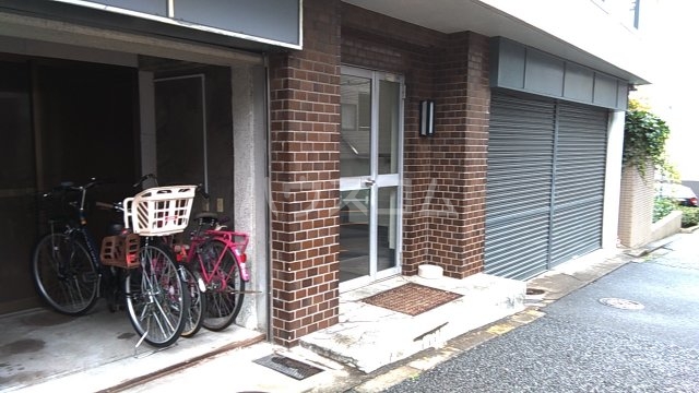 25/27 エントランス