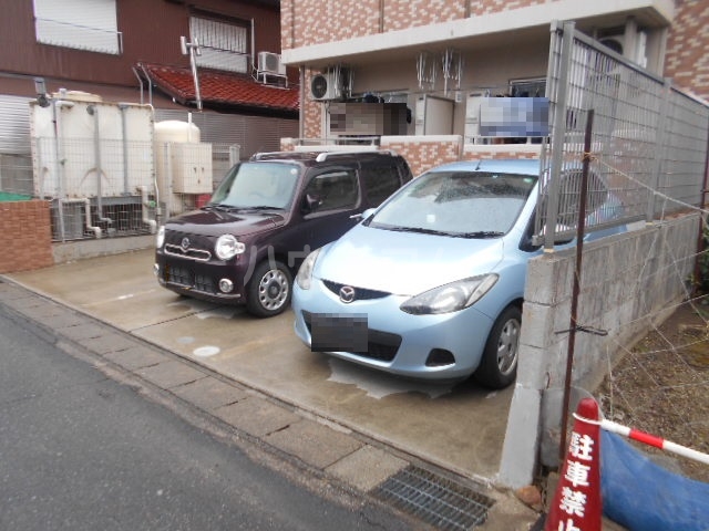 27/30 駐車場