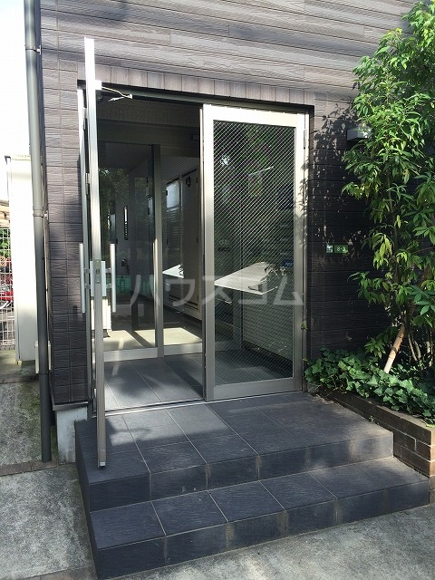 23/28 エントランス