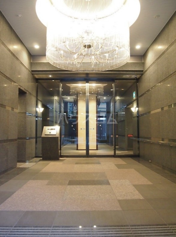 22/28 エントランス