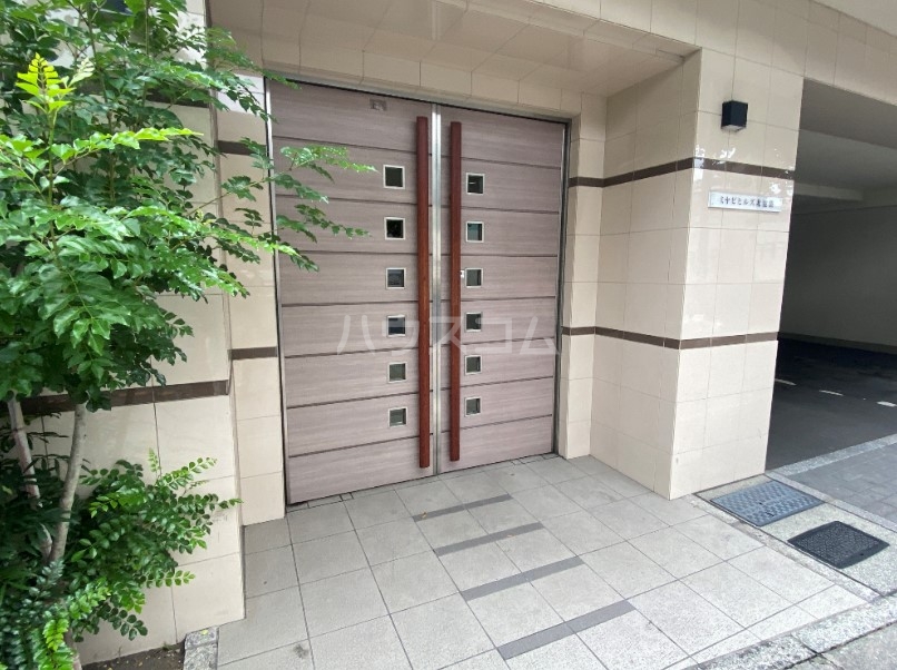 26/30 エントランス