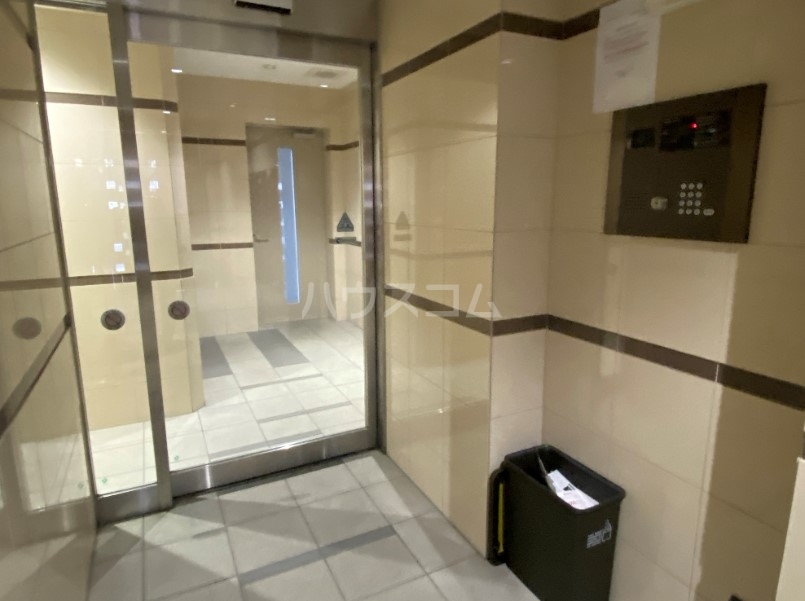 27/30 エントランス