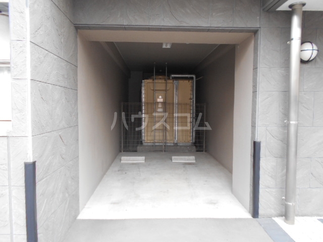 27/30 エントランス