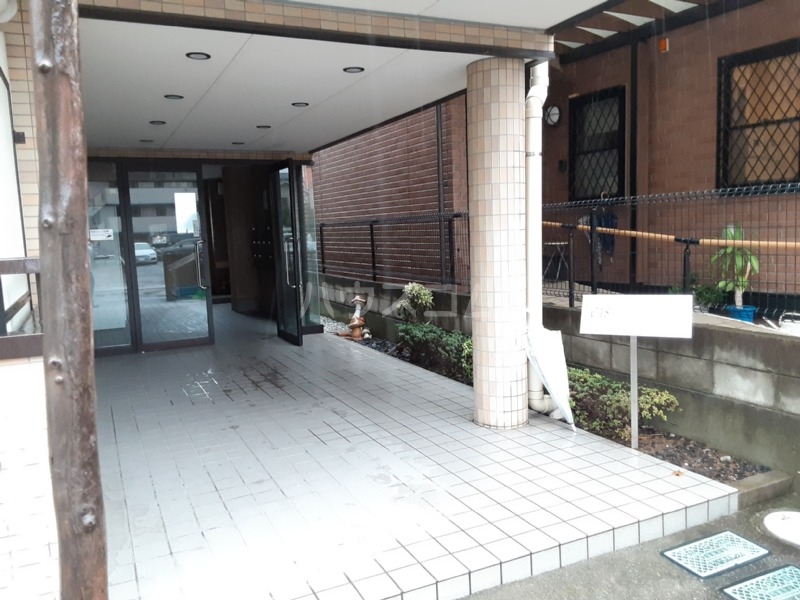 23/27 エントランス