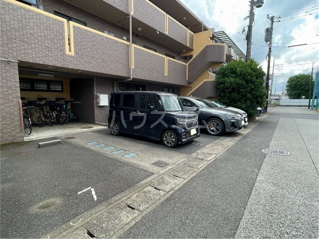 27/30 駐車場