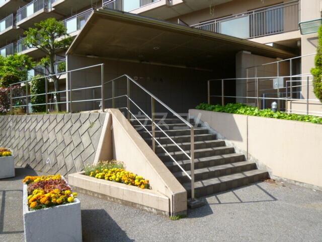 19/27 エントランス