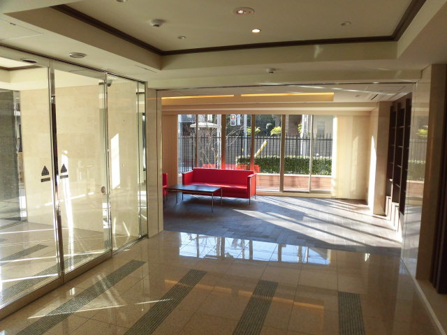 16/23 エントランス