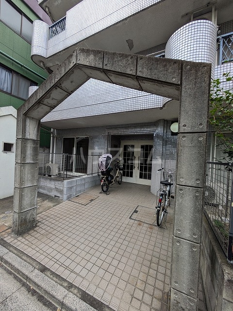 18/23 エントランス