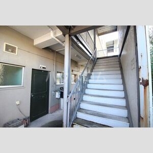 16/23 エントランス