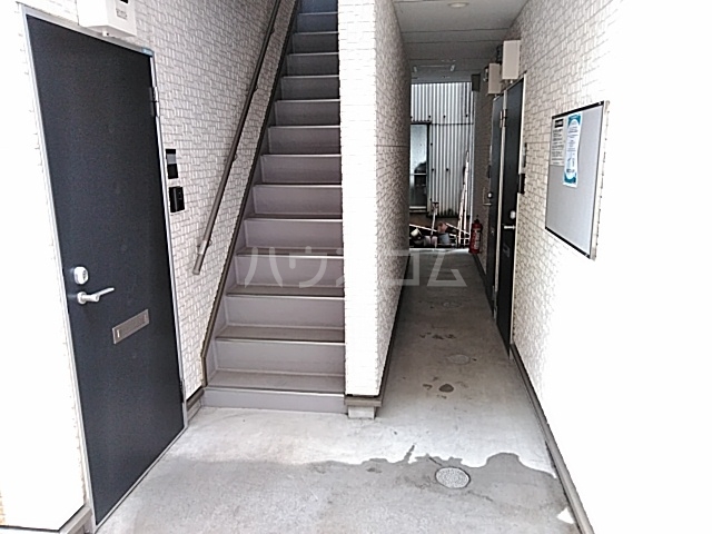 23/30 エントランス